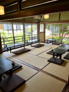 郡上八幡の和カフェ宗祇庵の店内と古民家の座敷席
