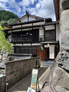 郡上八幡の和カフェ宗祇庵の外観と入口