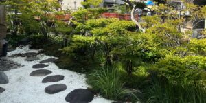 岐阜県郡上八幡の古民家カフェ宗祇庵の人気抹茶パフェ。抹茶の香りと和の甘味を楽しめる一品です。