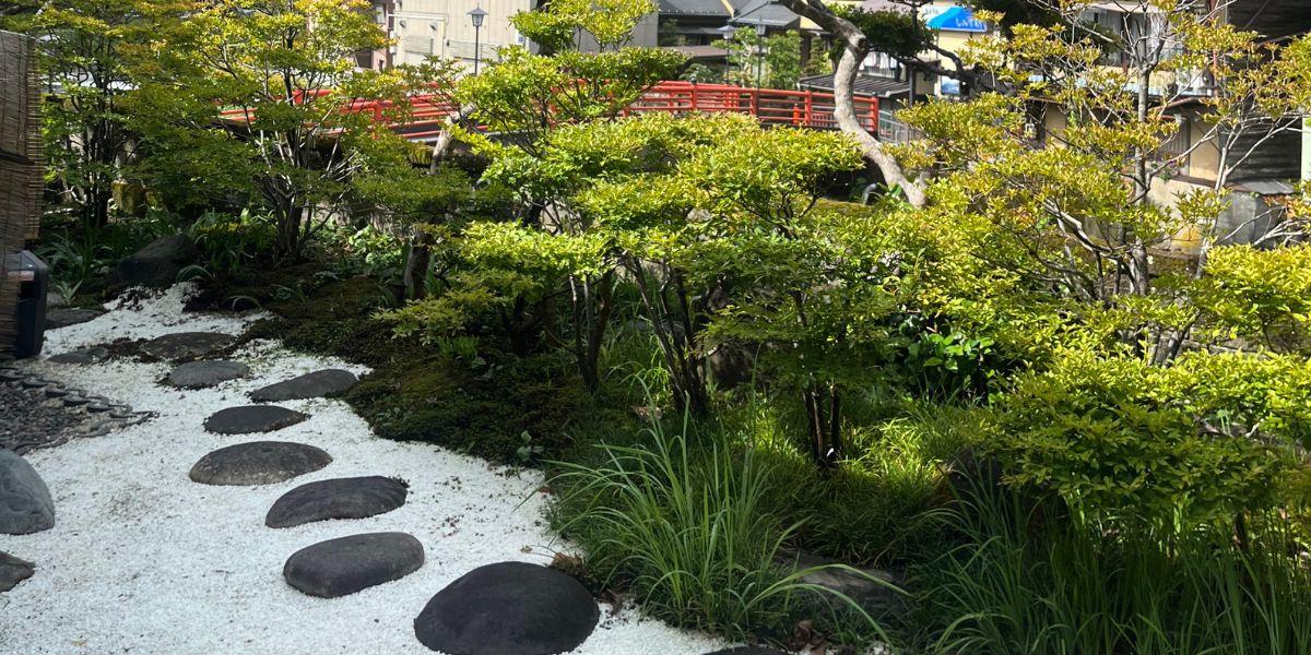 岐阜県郡上八幡の古民家カフェ宗祇庵の人気抹茶パフェ。抹茶の香りと和の甘味を楽しめる一品です。
