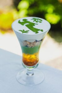 宗祇庵の抹茶パフェ（岐阜県産抹茶使用・郡上おどりの抹茶アート）