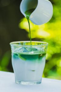 和三盆抹茶ラテ。抹茶を注ぐ瞬間の写真