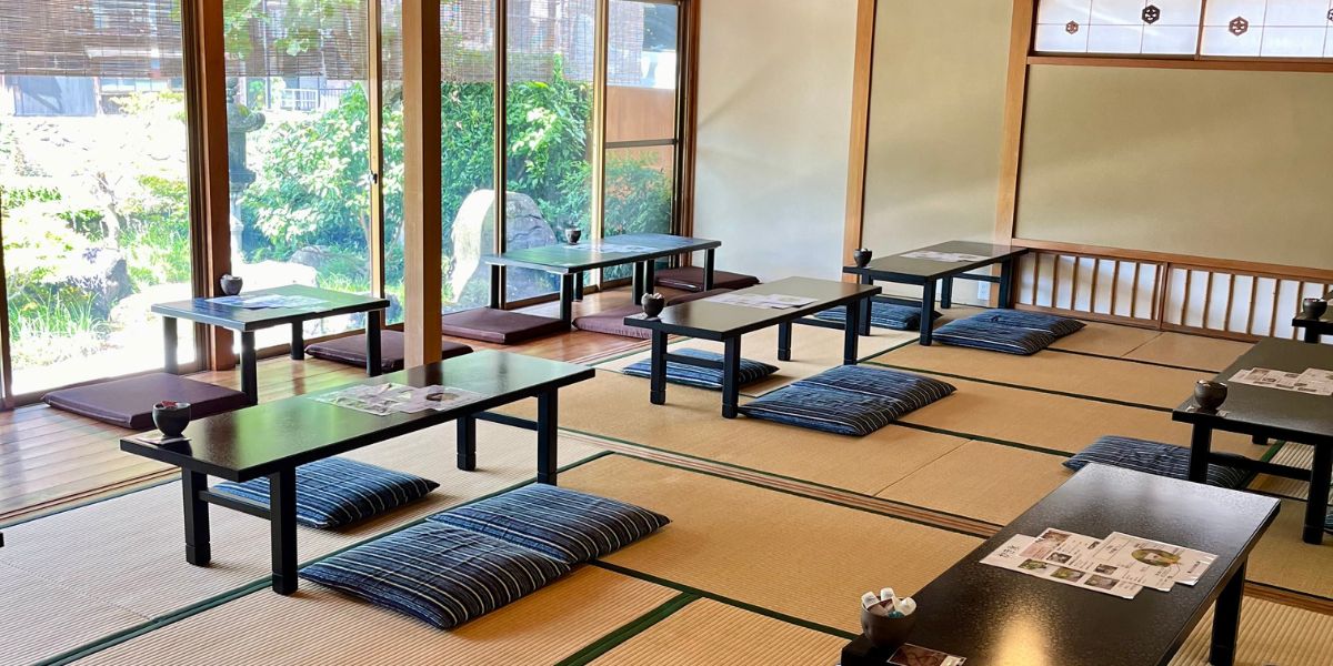 石畳の道を渡った先、宗祇水のすぐそばにございます。